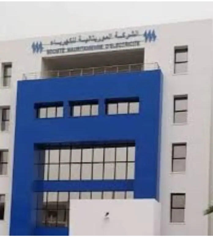 Façade bleue et blanche du siège de la Société mauritanienne d'électricité