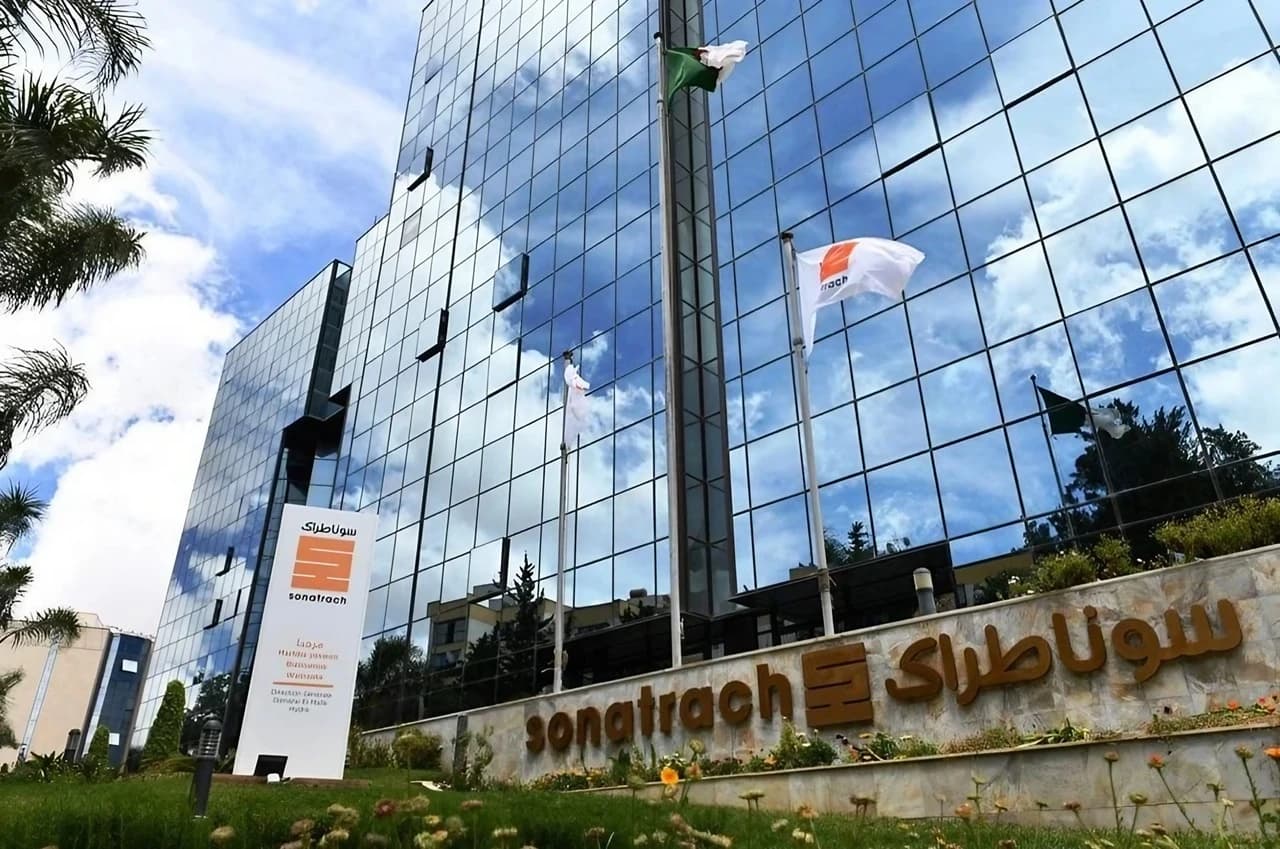 Façade vitrée du siège de Sonatrach avec le logo de la compagnie, photo d'archives