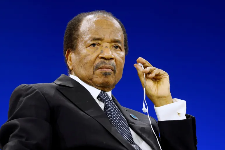 Le président camerounais Paul Biya portant une oreillette de traduction