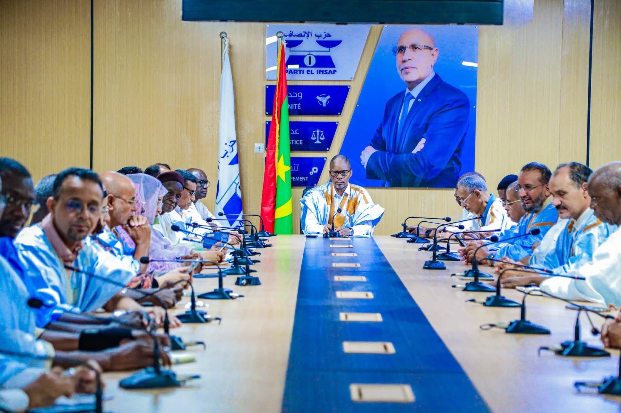 Le président du parti El Insaf préside une réunion avec des députés autour d'une longue table au siège du parti