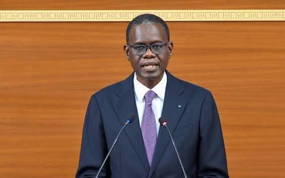 Le Premier ministre sénégalais Ahmadou Al Aminou Lo s'exprimant devant deux micros à l'Assemblée, photo d'archives