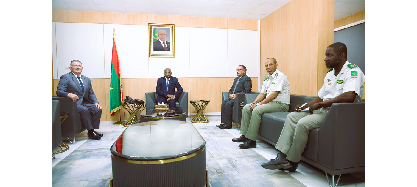 Le ministre de la Défense et l'ambassadeur tchèque en réunion avec des officiers dans un salon