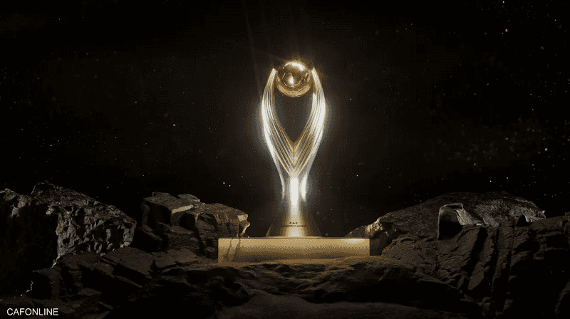 Le nouveau trophée doré de la Ligue des champions CAF posé sur un socle au milieu de rochers, fond sombre, photo d'archives