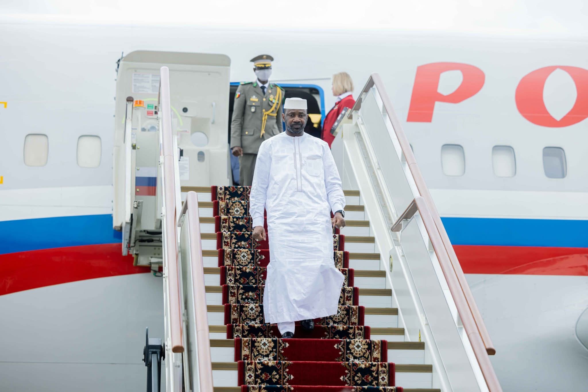 Le président de la Transition malienne Assimi Goïta, en tenue blanche, descend la passerelle d'un avion russe, photo d'archives