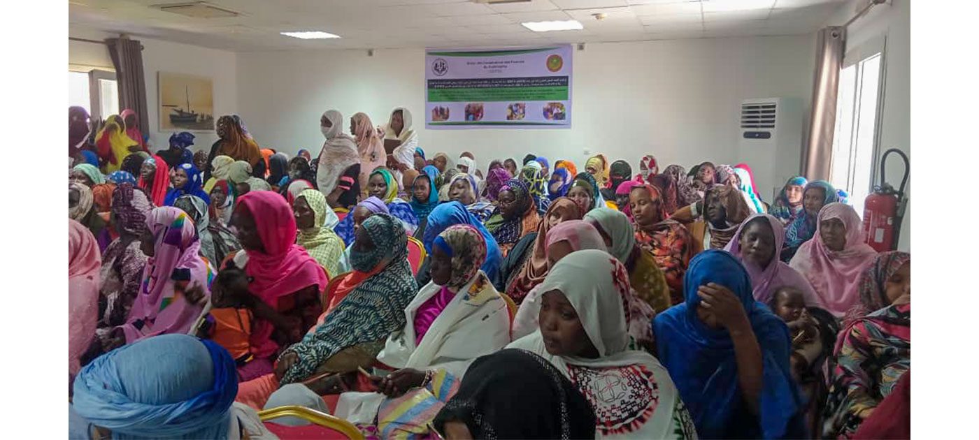 Des femmes assistent à un atelier dans une salle