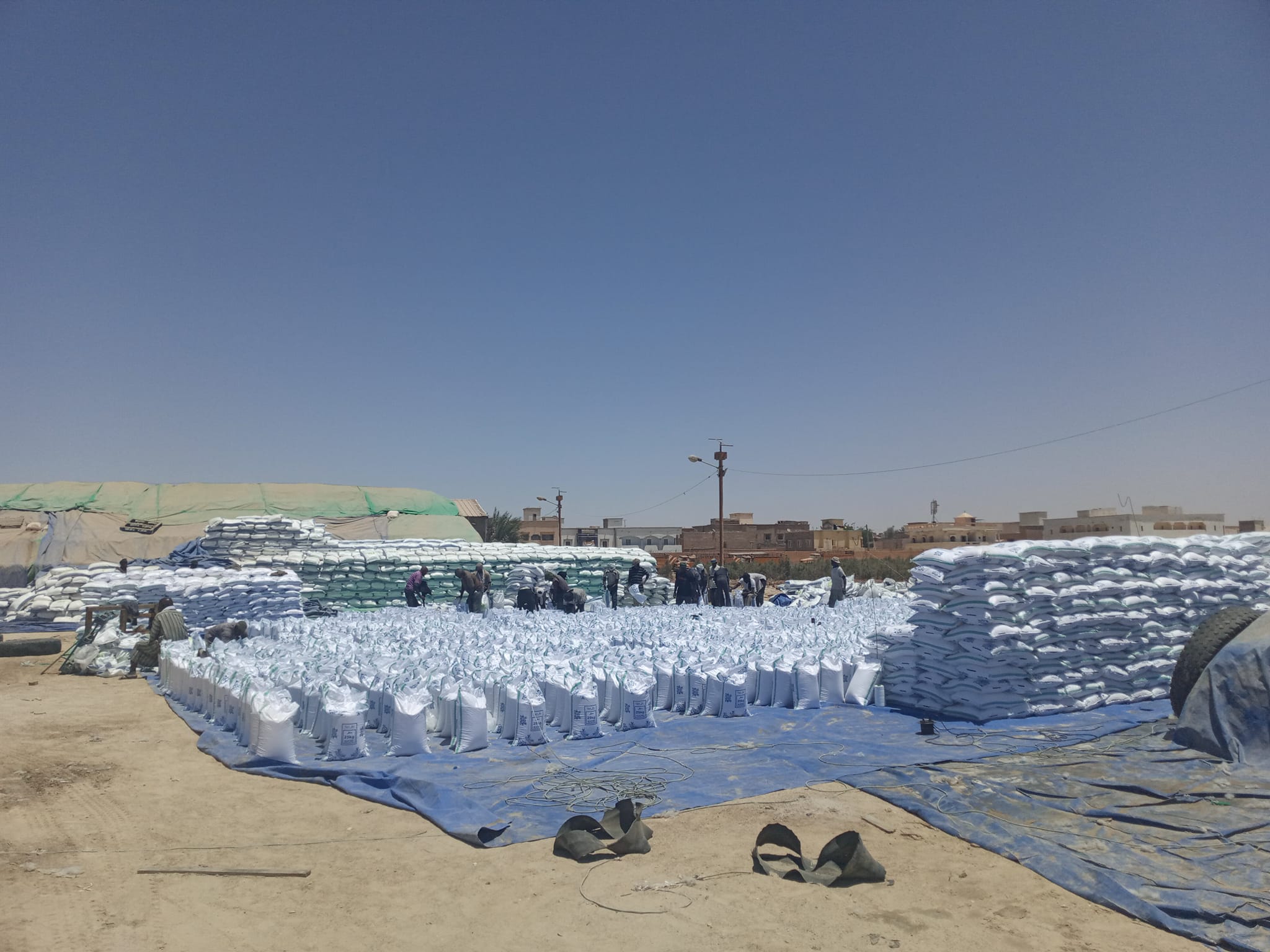 Des sacs de vivres empilés sur un site de stockage du Commissariat à la sécurité alimentaire à Nouakchott