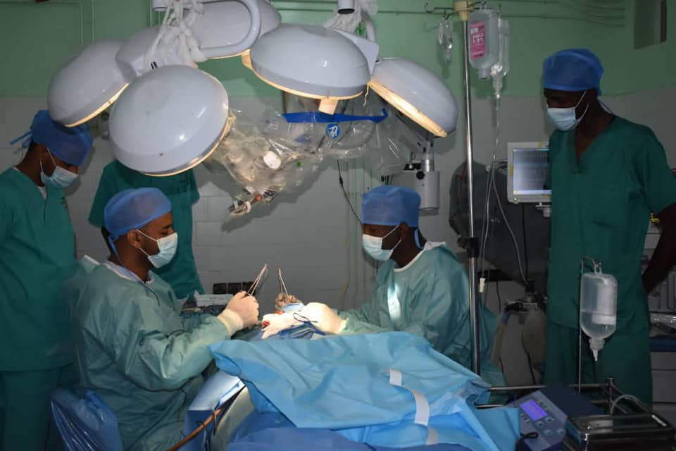 Une équipe médicale en tenue chirurgicale opère dans un bloc opératoire à Nouakchott