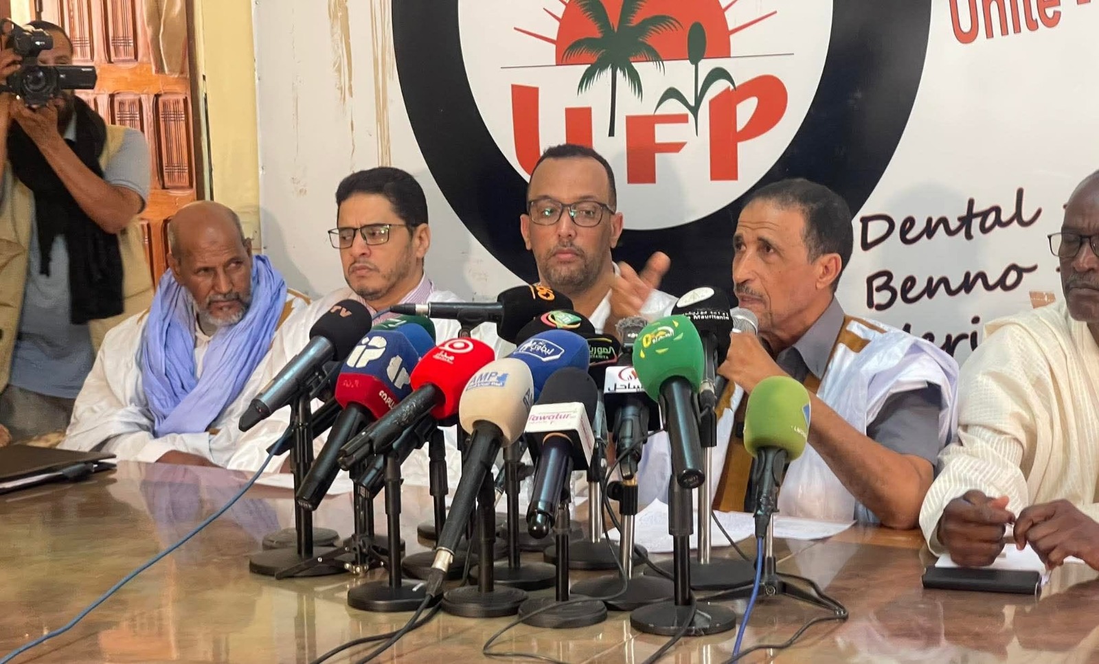 Des dirigeants de l'opposition devant des micros lors d'une conférence de presse