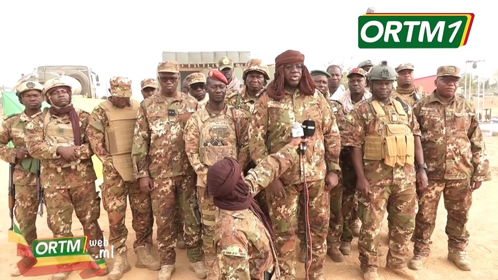 Des militaires maliens devant des microphones