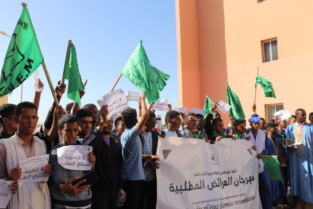 Des étudiants brandissent des drapeaux verts et des banderoles lors d'une marche à Nouakchott
