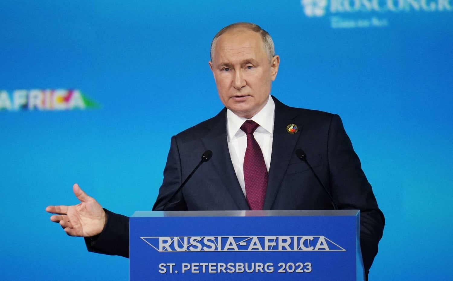 Le président russe Vladimir Poutine s'exprimant derrière un pupitre marqué Russie-Afrique Saint-Pétersbourg 2023, photo d'archives