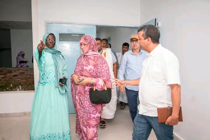 La ministre de la Santé visite un nouveau centre de santé avec des responsables