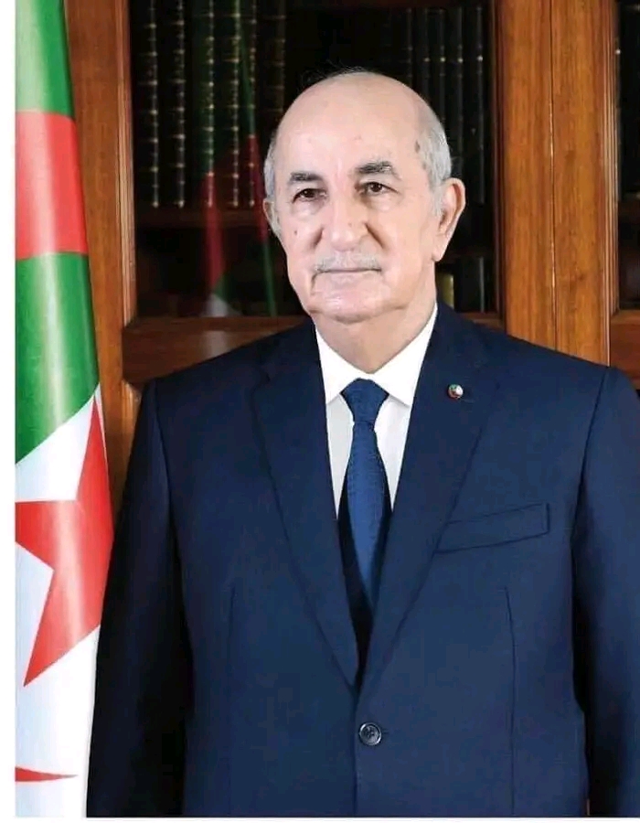 Portrait officiel du président algérien Abdelmadjid Tebboune devant le drapeau algérien