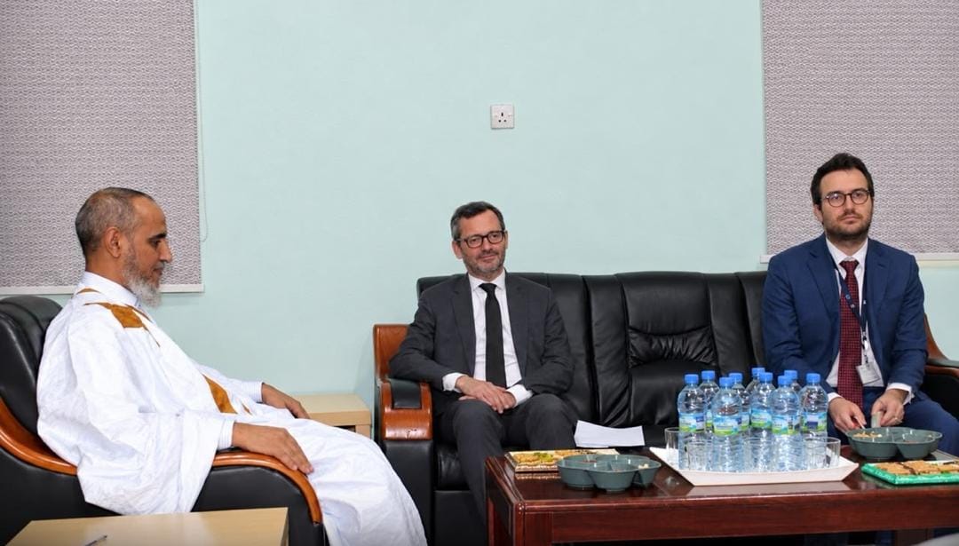 Le président de Tawassoul s'entretient avec l'ambassadeur de France et un diplomate dans un salon