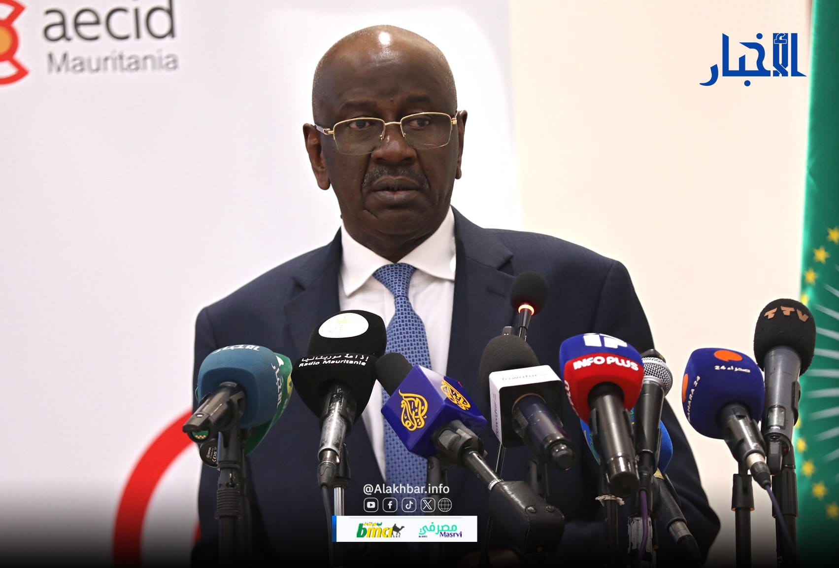Le ministre des Affaires étrangères s'exprime devant des micros de médias