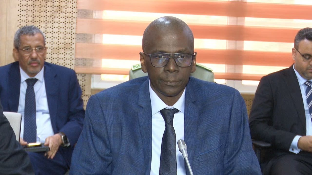 Le ministre mauritanien des Finances, en costume bleu et lunettes, lors d'une réunion officielle