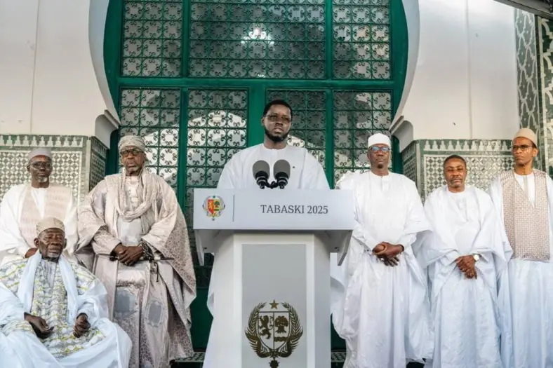 Le président sénégalais Bassirou Diomaye Faye s'exprimant derrière un pupitre entouré de dignitaires religieux, photo d'archives
