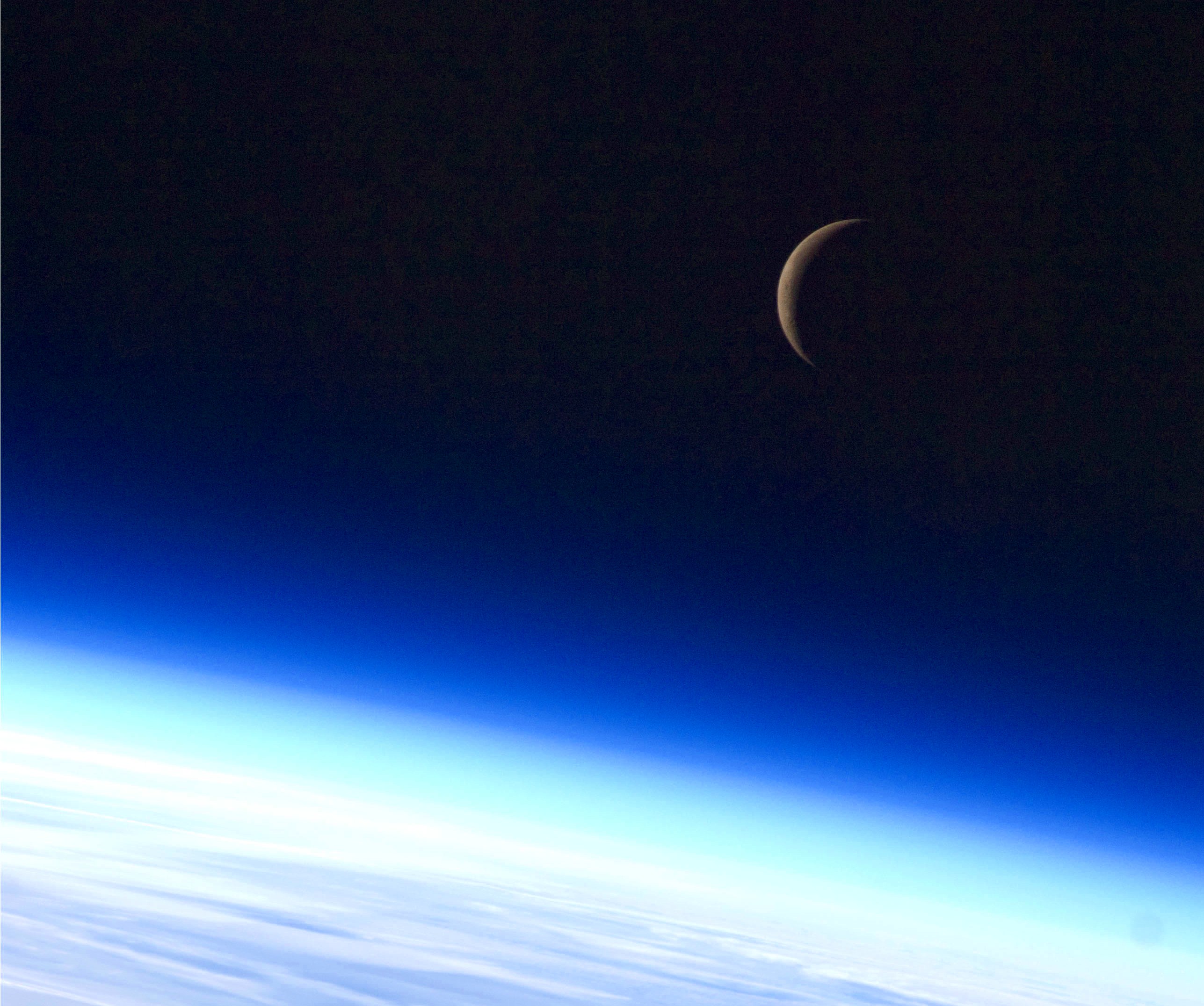 Photographie d’archives du croissant lunaire depuis la Station spatiale internationale en 2010, sans rapport avec l’observation d’octobre 2026 en Mauritanie.