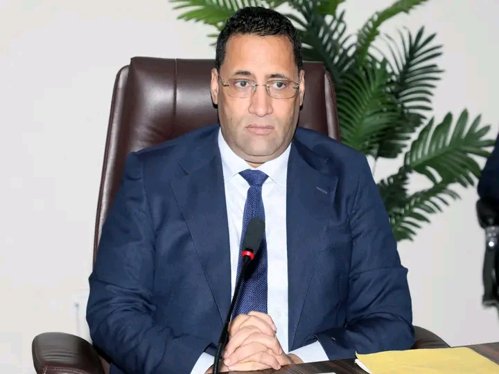 Le Premier ministre assis à un bureau devant un micro