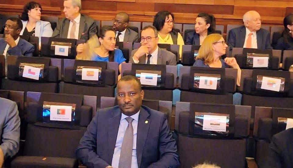 Le ministre mauritanien de la Justice Mohamed Ould Soueidatt assis dans la salle d'une conférence internationale