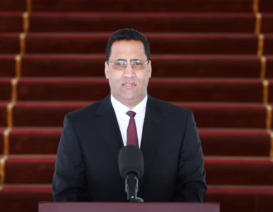 Le Premier ministre El Moctar Ould Djay s'exprime à un pupitre