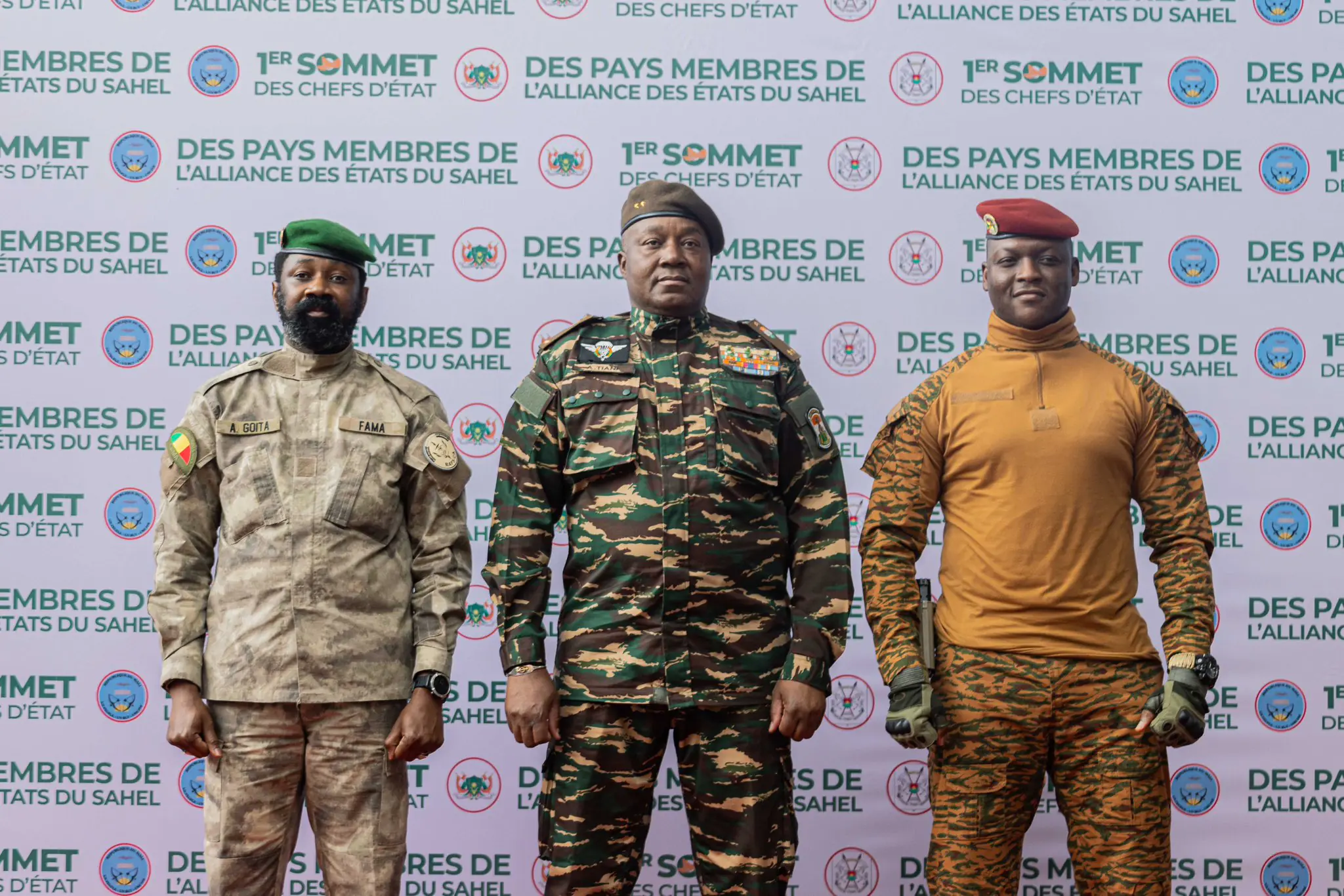 Les présidents du Mali, du Niger et du Burkina Faso devant la bannière du premier sommet de l'AES