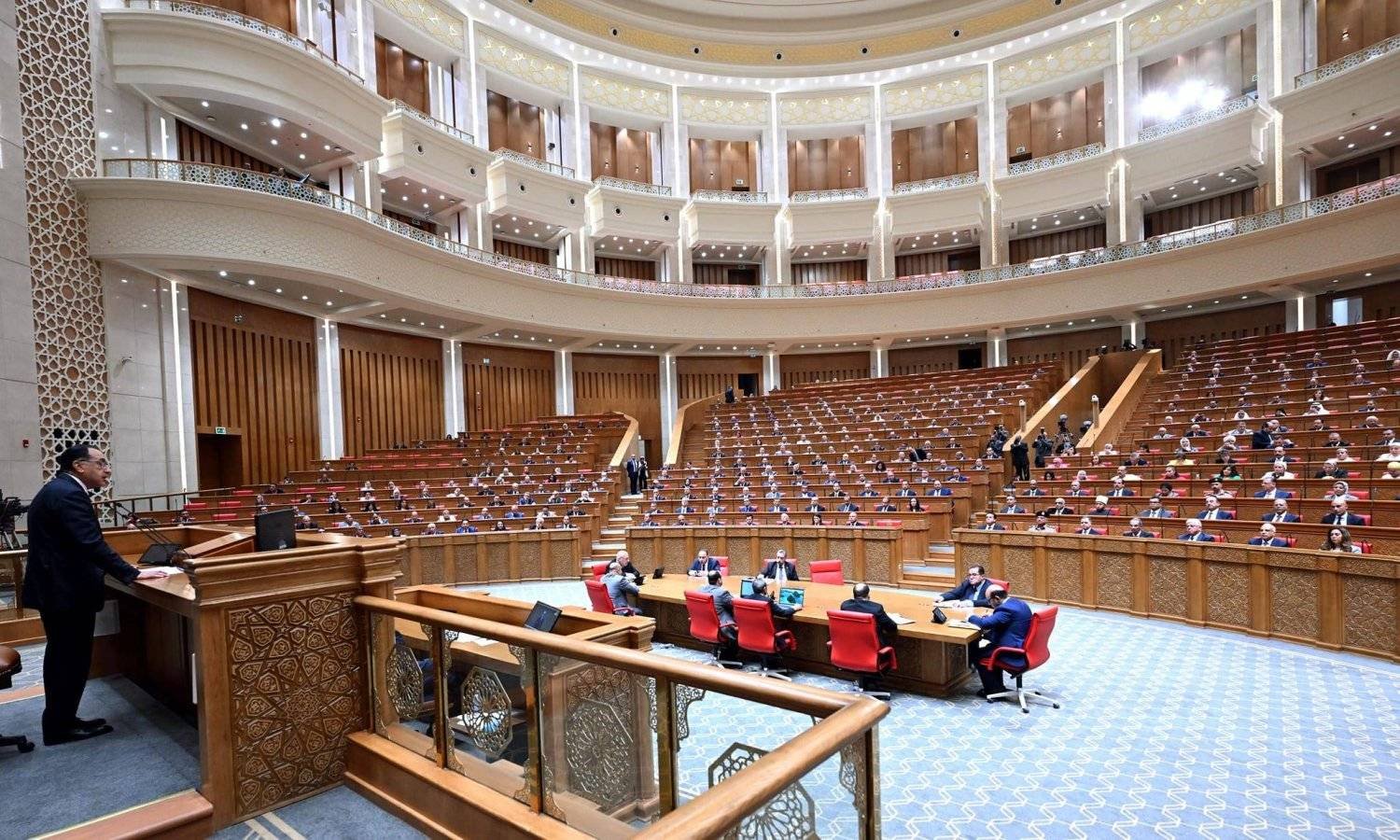 L'hémicycle de la Chambre des représentants égyptienne lors d'une séance plénière, un orateur à la tribune, photo d'archives