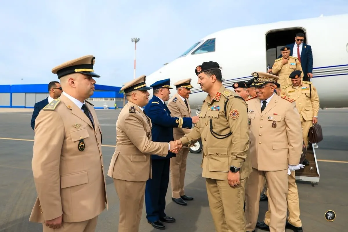 Accueil d'une délégation militaire à son arrivée au Maroc