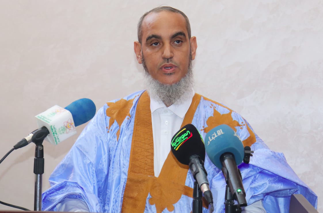 Le président de Tawassoul, Hamadi Ould Sidi El Moctar, s'exprimant devant des micros de médias