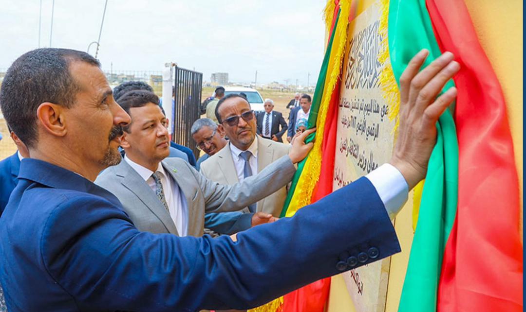 Des responsables dévoilent la plaque d'inauguration de la station de télévision numérique à Nouakchott