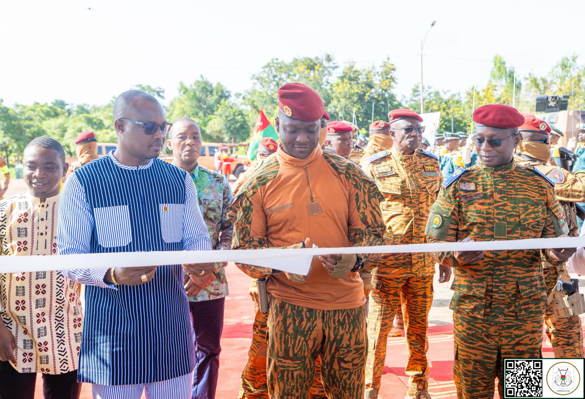 Ibrahim Traoré coupe un ruban d'inauguration entouré de responsables et de militaires