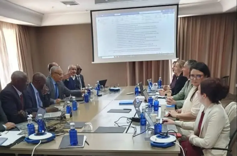 Délégations mauritanienne et européenne autour d'une table lors d'un cycle de négociations sur le protocole de pêche, photo d'archives de juin 2026