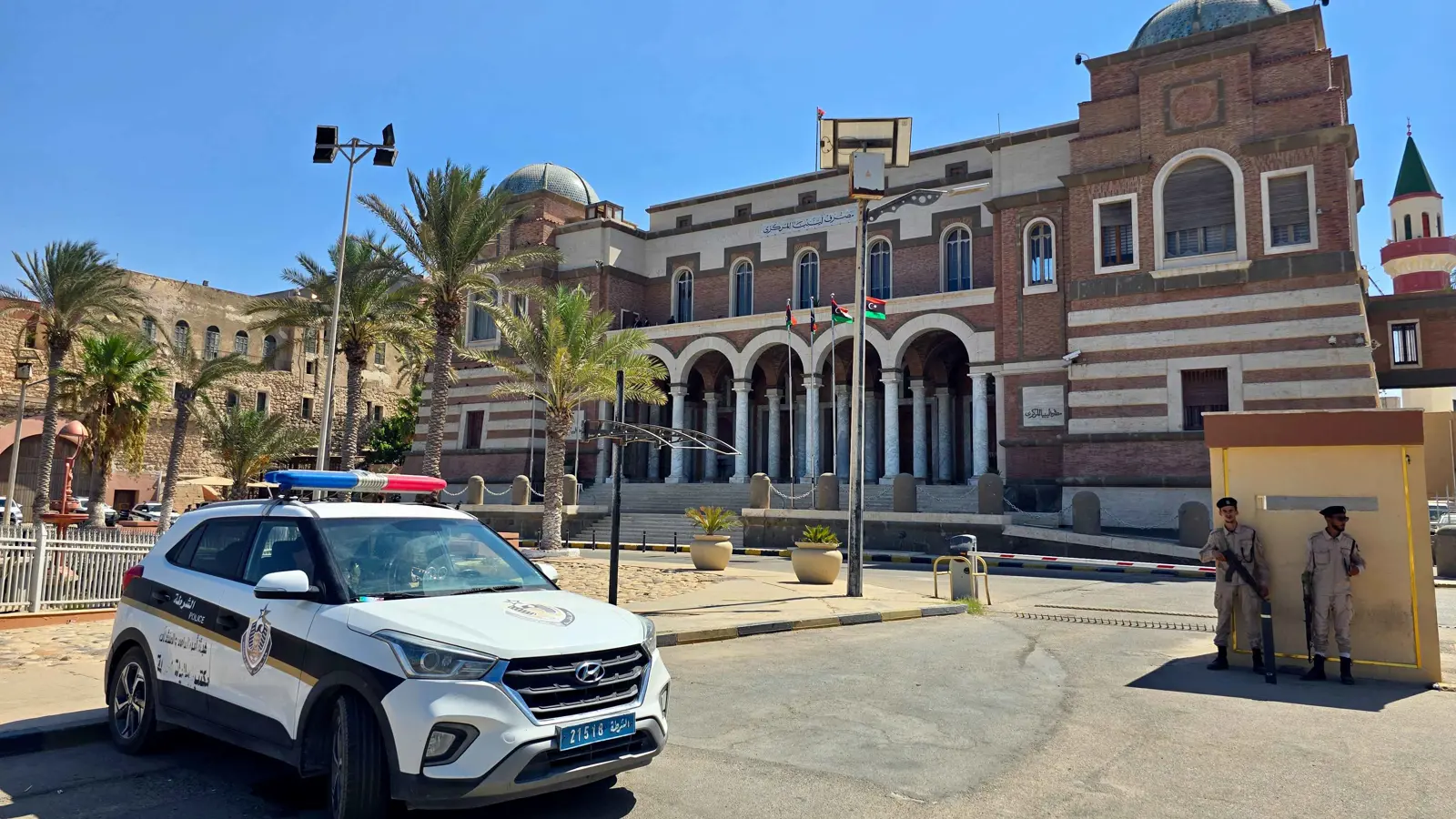 Le siège de la Banque centrale de Libye à Tripoli, gardé par deux agents de sécurité