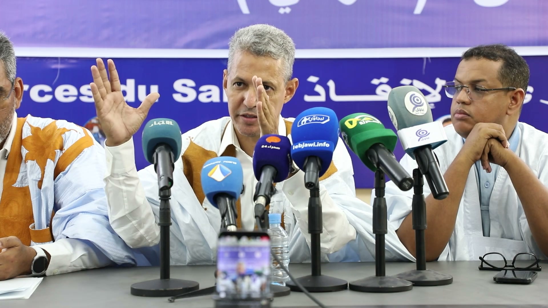 Mohamed Lemine Sidi Maouloud gesticule devant les micros lors d'une conférence de presse de la coalition Forces du salut