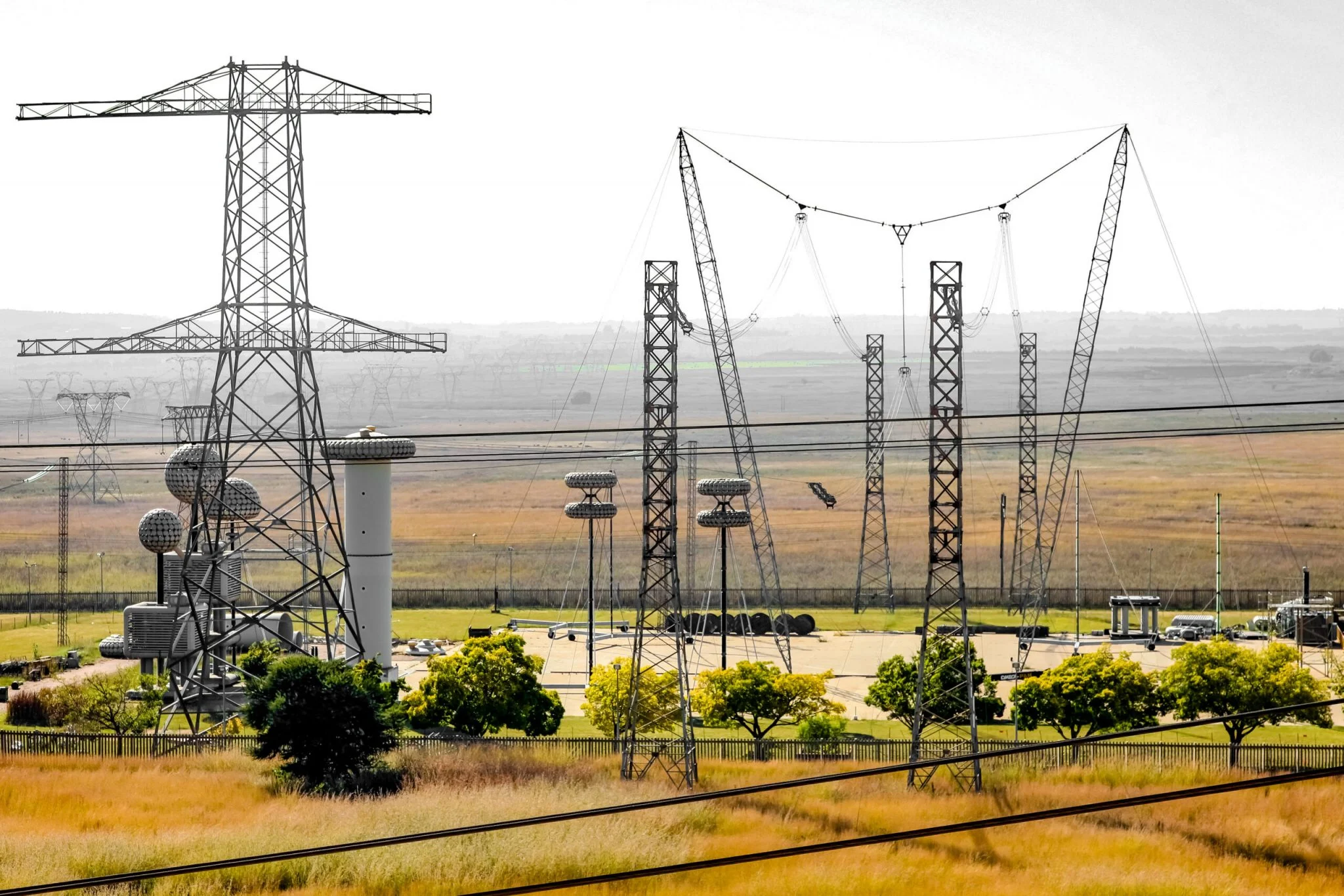 Pylônes et lignes électriques à haute tension dans une zone dégagée