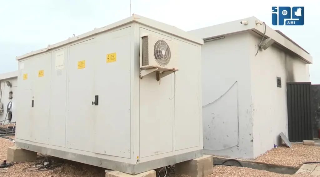 Cabine électrique et bâtiment noircis par la suie dans un poste de transformation de Nouakchott