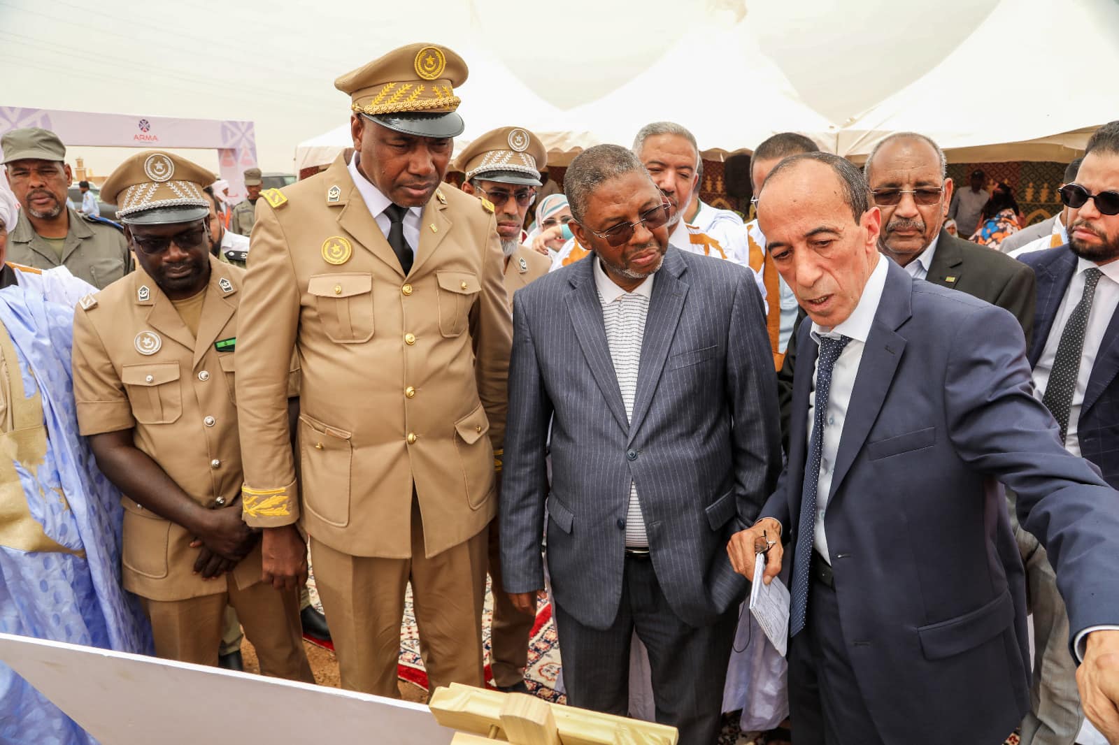 Des responsables civils et militaires lors de la pose de la première pierre d'une décharge provisoire à Nouakchott