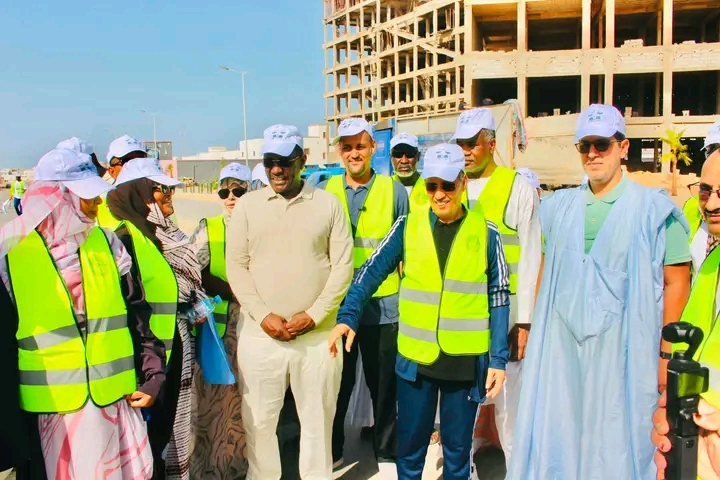 Des responsables et militants du parti El Insaf en gilets de sécurité lors du lancement d'une campagne de propreté à Nouakchott