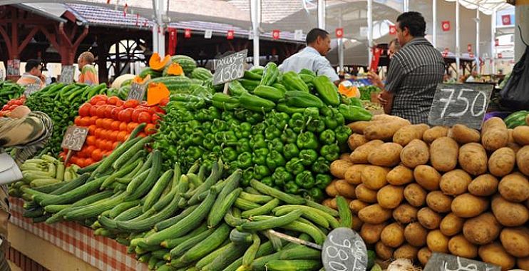 Un étal de légumes dans un marché tunisien avec poivrons, courgettes, tomates et pommes de terre et des ardoises de prix, photo d'archives