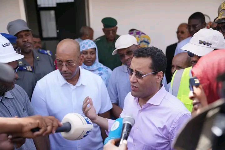 Le Premier ministre Mokhtar Ould Djay s'adresse aux journalistes lors d'une visite de terrain à Nouakchott