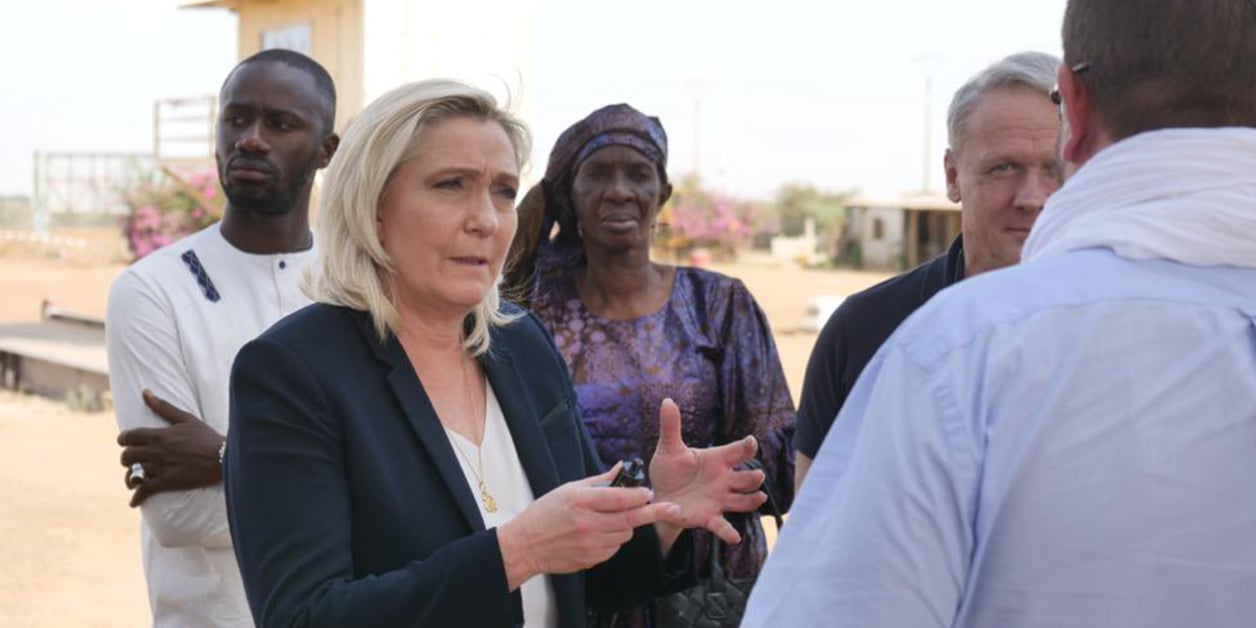 Marine Le Pen s'entretient en plein air avec un groupe de personnes, photo d'archives