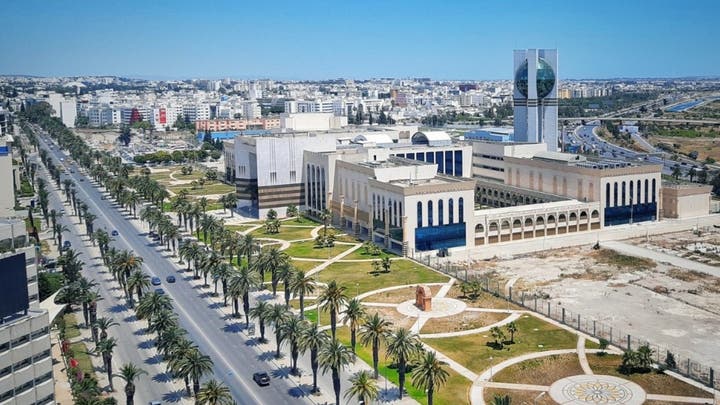 Vue aérienne d'un quartier d'affaires moderne de Tunis bordé de palmiers, photo d'archives