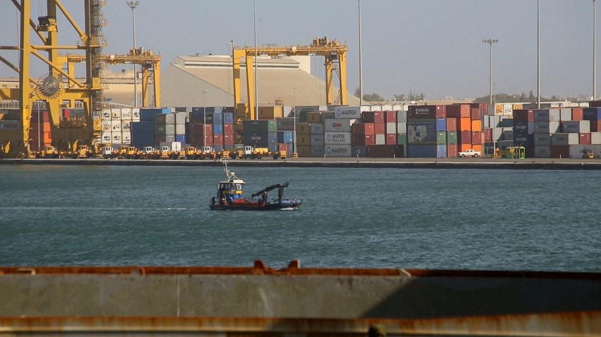 Photo d'archives de la bibliothèque de Madar montrant des conteneurs et des portiques au port de Dakar
