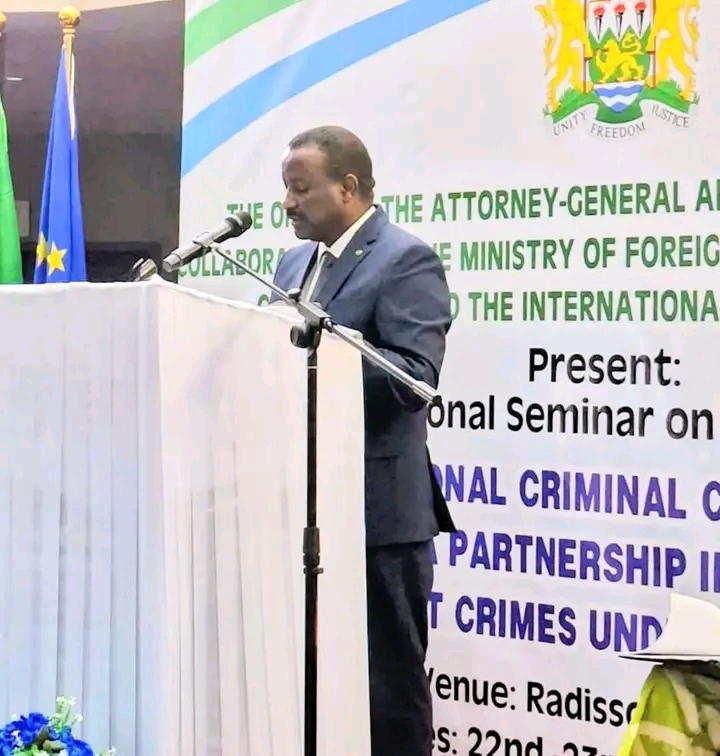 Le ministre de la Justice s'exprime à la tribune devant la banderole du séminaire régional de la CPI