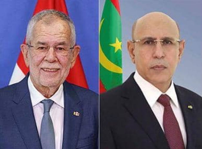 Portraits officiels des présidents autrichien et mauritanien devant les drapeaux de leurs pays