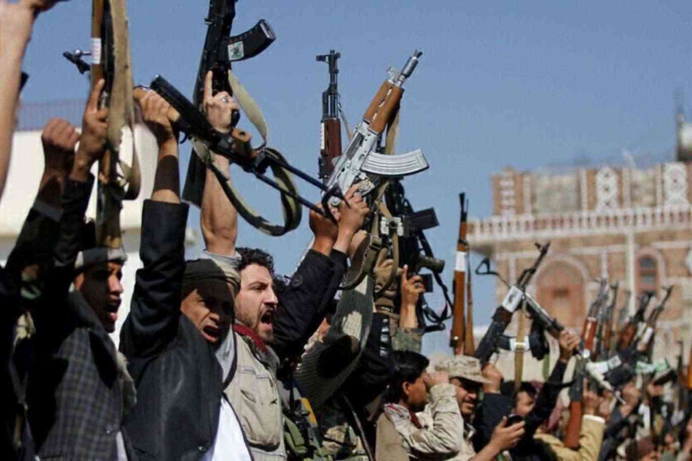Des hommes armés brandissant leurs fusils lors d'un rassemblement de partisans des Houthis à Sanaa, photo d'archives