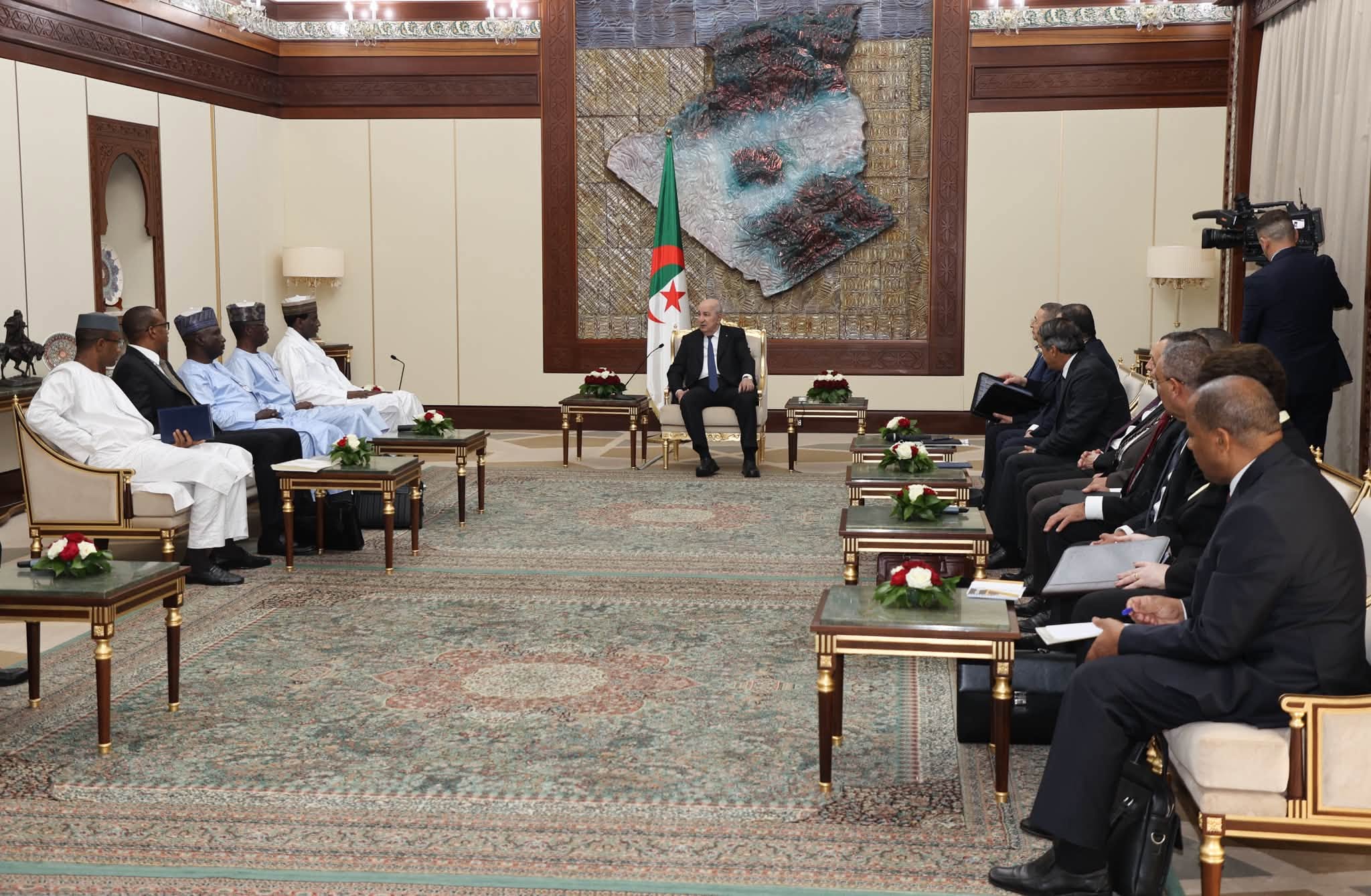 Le président algérien Abdelmadjid Tebboune reçoit une délégation nigérienne à Alger