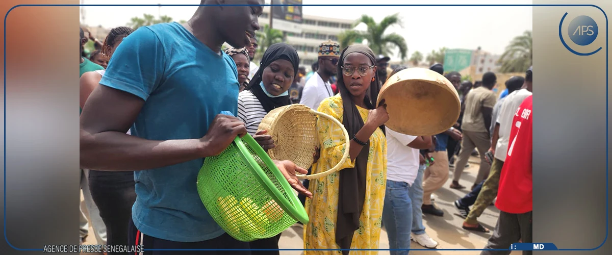 Des manifestants dans une rue de Dakar brandissent des paniers vides et une calebasse lors d'une marche contre la vie chère, photo d'archives