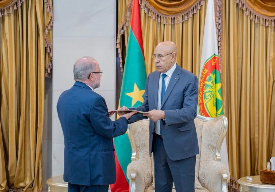 Le président Mohamed Ould Cheikh El Ghazouani reçoit un message écrit du président serbe d'alors Aleksandar Vučić, photo d'archives