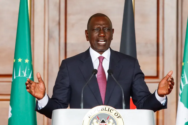 Le président kényan William Ruto s'exprime derrière un pupitre aux armoiries de la République, photo d'archives